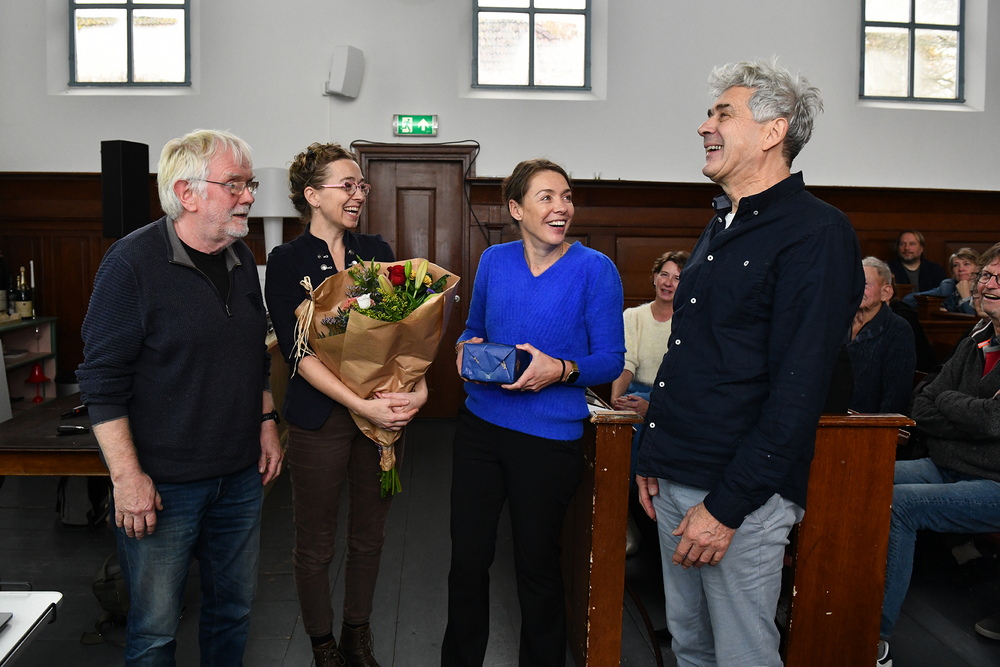 Een impressie van de bijeenkomst. De winaars Gevelrestauratie Cultuurhistorisch Centrum Loppersum worden gefeliciteerd door Susan Top