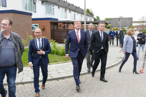 Koning Willem-Alexander maakt een wandeling door de wijk Opwierde-Zuid