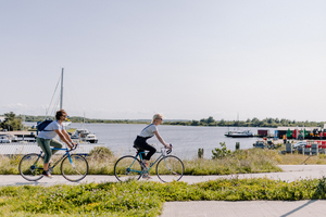 Fietsers bij Lauwersmeer
