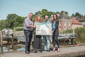 Erich Wünker (Wethouder gemeente Oldambt en vertegenwoordiger vanuit de Vereniging Groninger Gemeenten) , Mirjam Wulfse (Gedeputeerde provincie Groningen), Edwin van der Woude (directeur stichting ZO Groningen en vertegenwoordiger van alle regio marketing organisaties) en Barbara Risselada (directeur Marketing Groningen).
