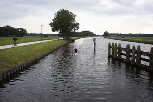 Fietser langs Noordwillemskanaal