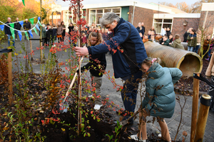 Henk Emmens plant boom met kinderen