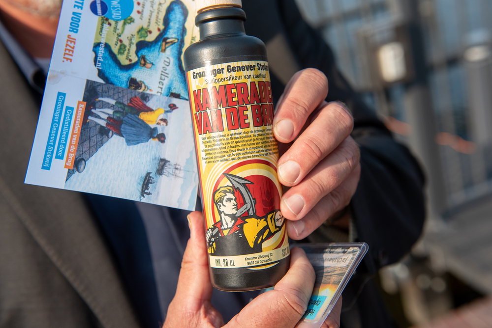 Flesje schipperslikeur 'Kameraden van de Brug'.