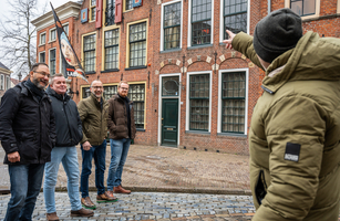 De deelnemers en de cursusleider op het martini kerkhof in Groningen