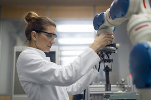 vrouw met microscoop