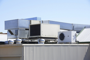 airco-installatie op het dak van een gebouw