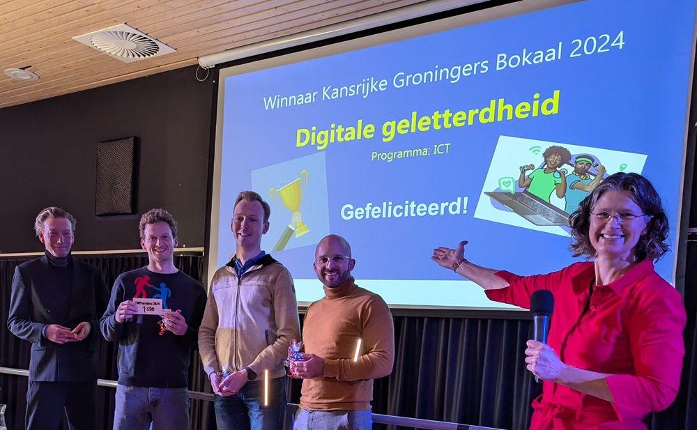 De winnaars en gedeputeerde Tjeerd van Dekken