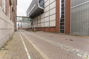 Rechterkant ingang parkeergarage aan de Singelstraat, linkerkant achteringang Martinikerkhof 12