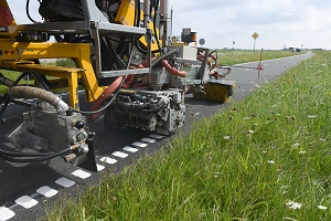 Machine brengt markering aan op het fietspad Zoutkamp Lauwersoog