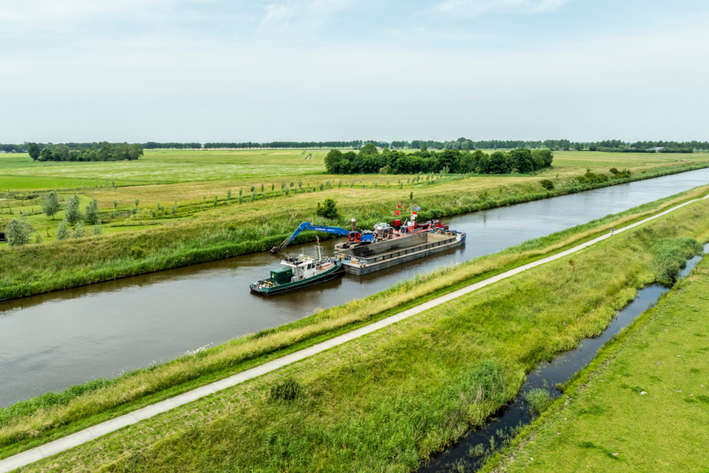 Een elektrisch schip is sinds april bezig met het uitbaggeren van het Reitdiep, vanaf Groningen tot aan Zoutkamp