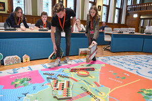 Jongen speelt Provinciespel