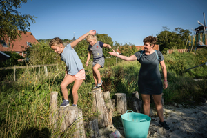 Kinderen in speeltuin