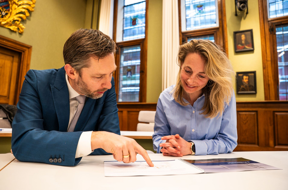 Johan Hamster en een vertegenwoordiger van het ministerie nemen de PMiek door.