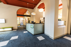 Balie waar bezoekers zich kunnen melden in het provinciehuis aan Martinikerkhof 12