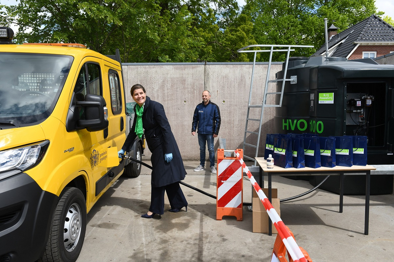 Fleur Graper tankt bedrijfswagen