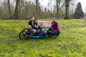 Ligfietser met cheque