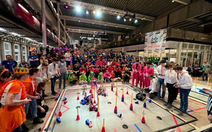 Jongeren tijdens de First Tech Challenge in Leek