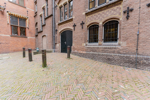 Rolstoelvriendelijk entree Martinikerkhof 12 aan de achterzijde van het gebouw