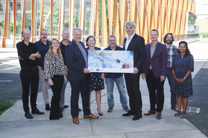 Betrokkenen project ontvangen cheque van gedeputeerde Henk Emmens