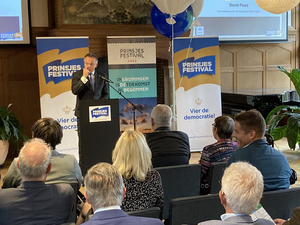 René Paas presenteert in zaal