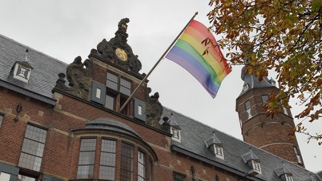 Regenboogvlag hangt uit provinciehuis