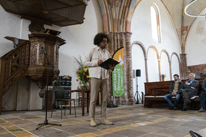 Myron Hamming draagt gedicht voor Myron Hamming draagt gedicht voor