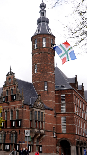 De vlag is uit bij het provinciehuis