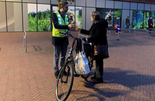 Uitdelen tijdens de fietscampagne