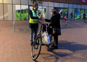 Johan Hamster deelt fietslampjes uit