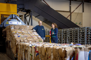Man en vrouw werken samen