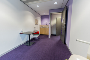 Kolfruimte aan Sint Jansstraat 4 met een stoel, tafel en wasbak