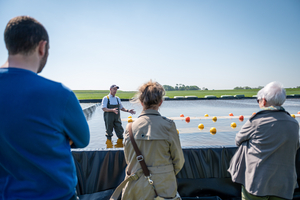 Man geeft rondleiding Wadwier