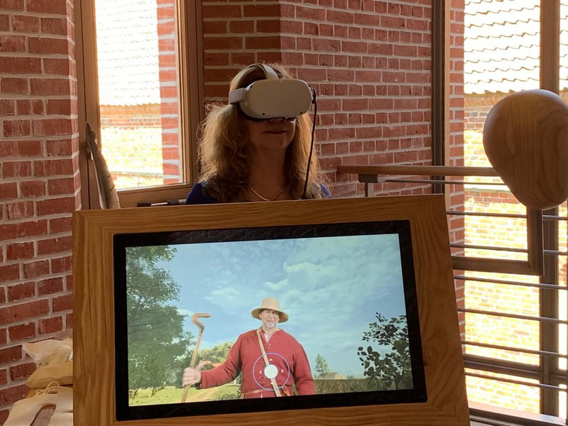 Gedeputeerde Mirjam Wulfse bekijkt tentoonstelling met VR-bril