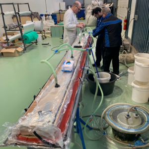 De testbalk gemaakt uit glasvezelversterkte kunststoffen en hars in een werkplaats