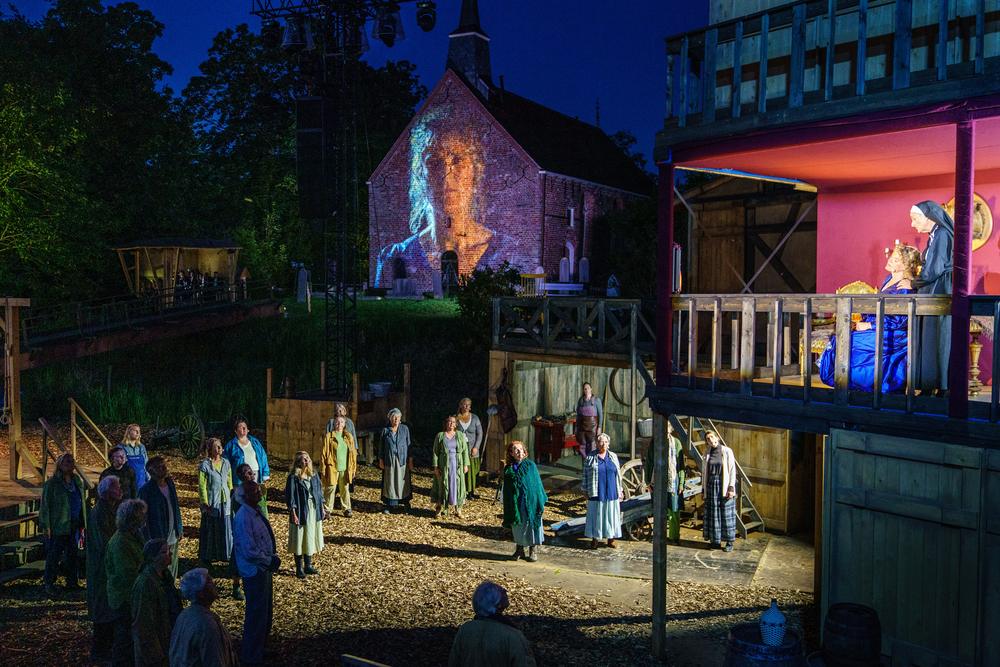 Impressie van een theatervoorstelling in de buitenlucht. Foto door Reyer Boxem
