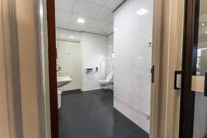 Rolstoelvriendelijk toilet Martinikerkhof 12, gezien vanaf de gang