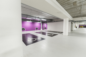 Parkeerplaatsen in de interne parkeergarage met vakken voor rolstoelgebruikers