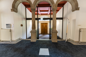 Binnenkant van de entree van Martinikerkhof 12 met trappen en glazen schuifdeuren