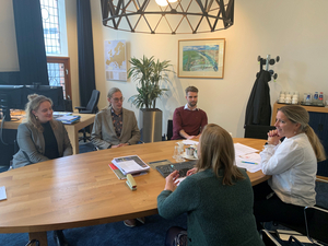 Jongeren in gesprek met gedeputeerde Jongeren in gesprek met gedeputeerde