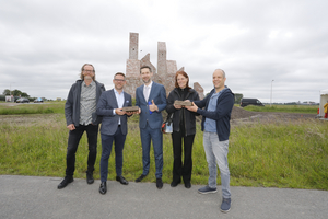 Gedeputeerde Johan Hamster en andere aanwezigen bij de opening