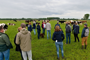 de karavaan in het weiland bij één van de deelnemers
