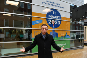 René Paas met sticker Kies voor Groningen