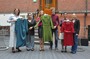 Ontwerpers en gedeputeerden met jurken Prinsjesdag