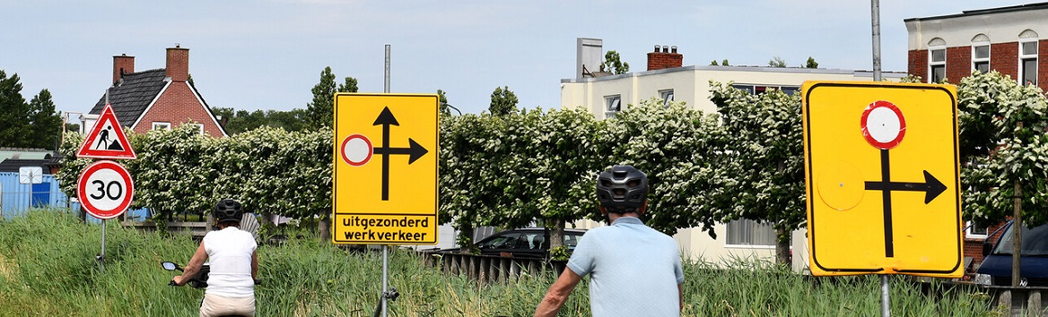 Verkeersborden over de wegwerkzaamheden 30 kilometerzone