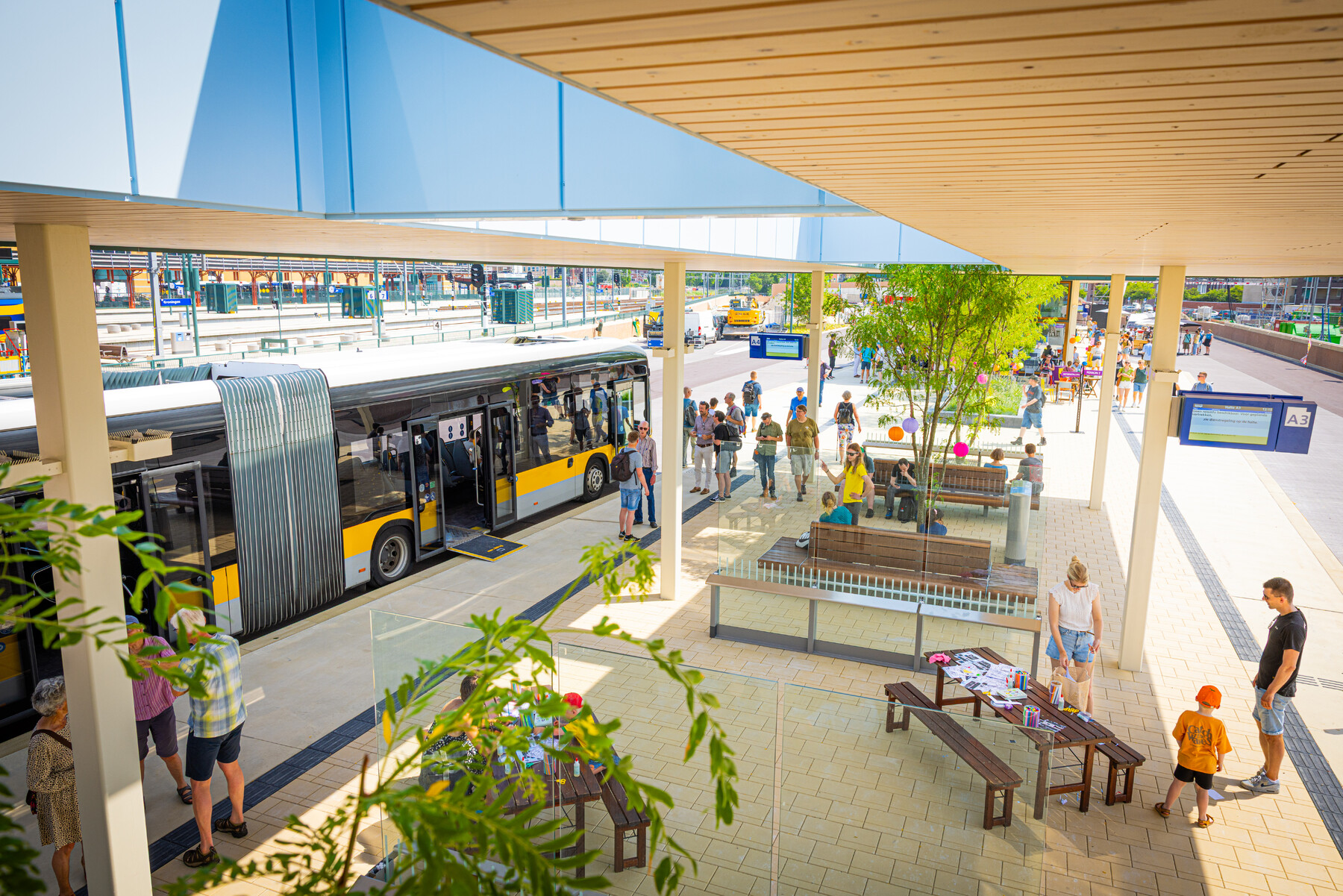 Het nieuwe busstation tijdens de opening