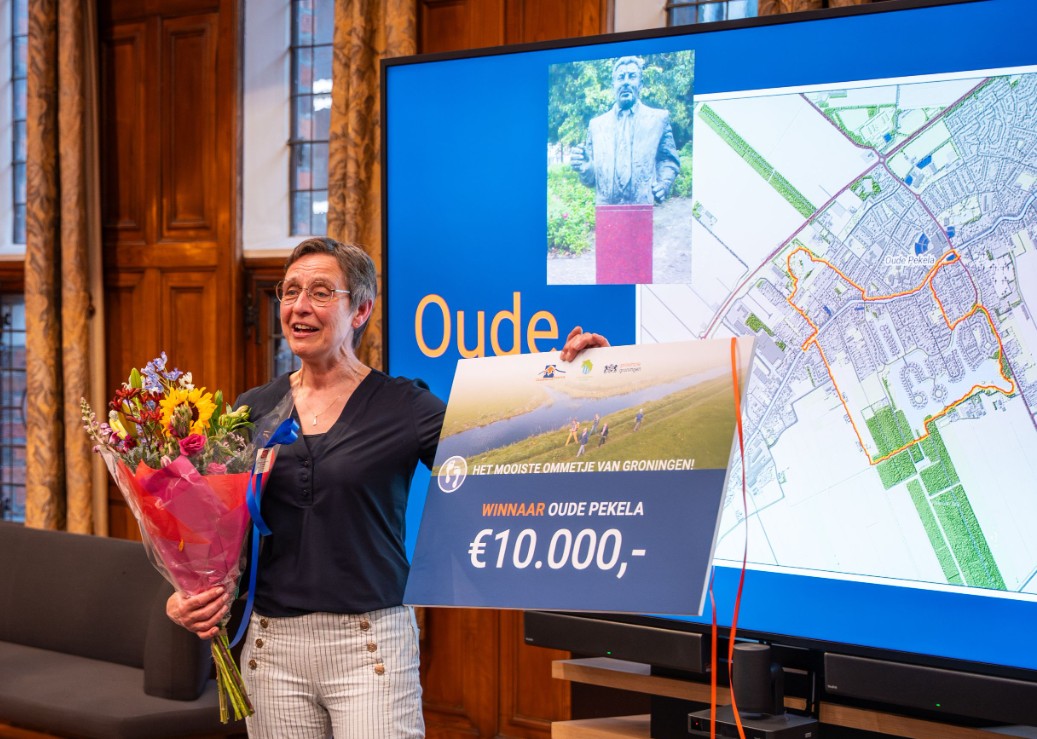 De winnares neemt de prijs in ontvangst